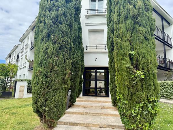 A vendre appartement T2  avec  terrasse et place de parking Le Bouscat  33110
