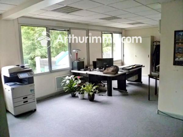 Location Bureau 3 pièces 76 m2 à Lissieu