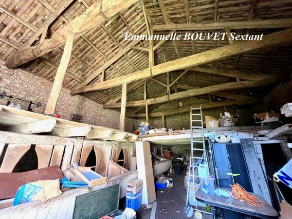 Ensemble périgourdin dans jolie campagne