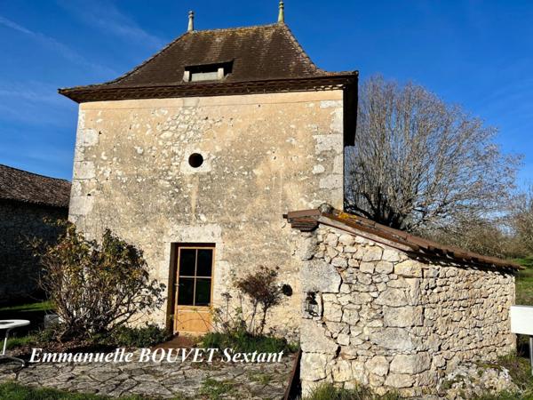 Ensemble périgourdin dans jolie campagne
