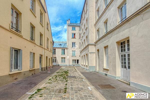 Versailles Notre-Dame Appartement duplex 3 pièces 62 m² au sol (42m² carrez) situé au 1er et dernier étage avec cave 415 000 € ** - Référence 26732