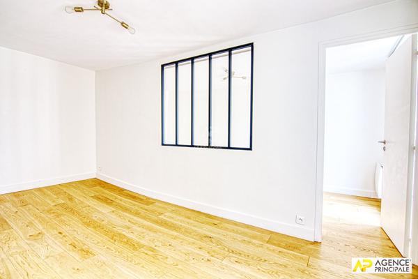 Versailles Notre-Dame Appartement duplex 3 pièces 62 m² au sol (42m² carrez) situé au 1er et dernier étage avec cave 415 000 € ** - Référence 26732