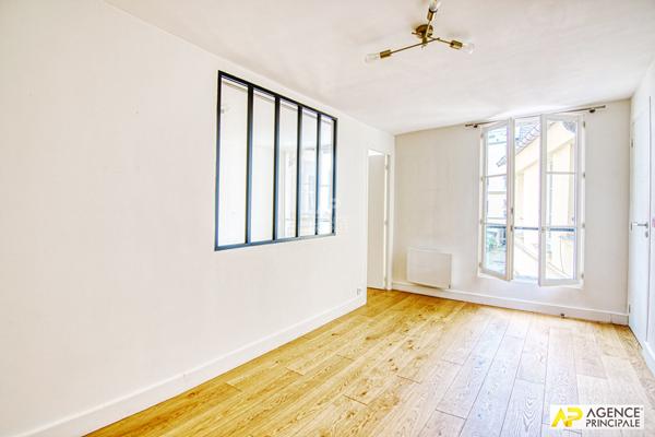 Versailles Notre-Dame Appartement duplex 3 pièces 62 m² au sol (42m² carrez) situé au 1er et dernier étage avec cave 415 000 € ** - Référence 26732