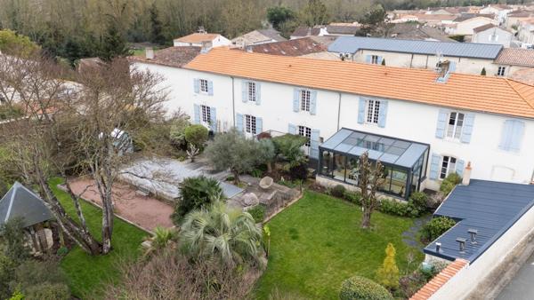 EXCEPTIONNEL DOMAINE DE CARACTÈRE AUX PORTES DE LA ROCHELLE