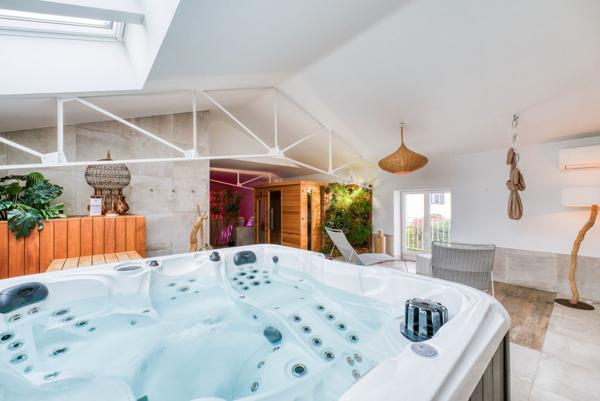 EXCEPTIONNEL DOMAINE DE CARACTÈRE AUX PORTES DE LA ROCHELLE