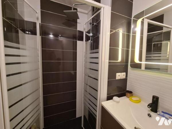 STUDIO CABINE MEUBLÉ ET RÉNOVÉ DE 28.05 M2 AU 3ème et dernier étage avec ascenseur