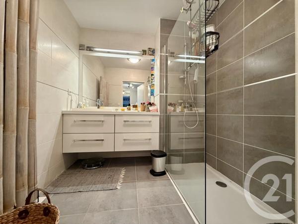 Appartement T3 à vendre  3 pièces - 65,34 m 2   BANDOL  - 83