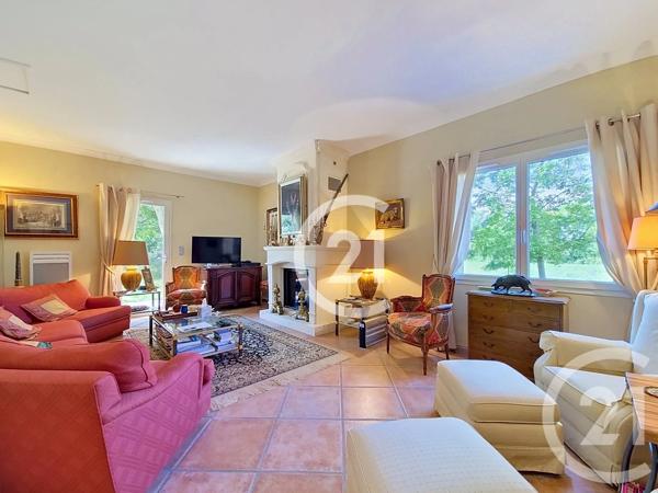 Maison à vendre  7 pièces - 207 m 2   ST MARTIN DE CRAU  - 13