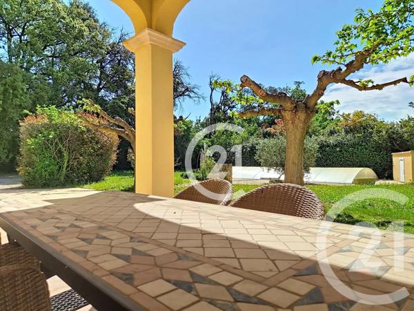 Maison à vendre  7 pièces - 207 m 2   ST MARTIN DE CRAU  - 13