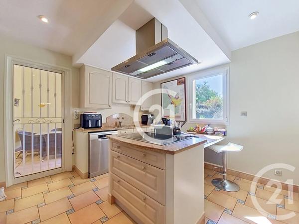 Maison à vendre  7 pièces - 207 m 2   ST MARTIN DE CRAU  - 13