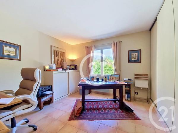 Maison à vendre  7 pièces - 207 m 2   ST MARTIN DE CRAU  - 13