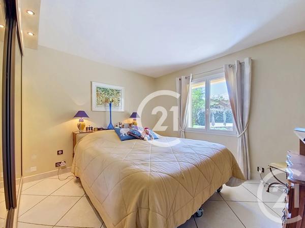 Maison à vendre  7 pièces - 207 m 2   ST MARTIN DE CRAU  - 13