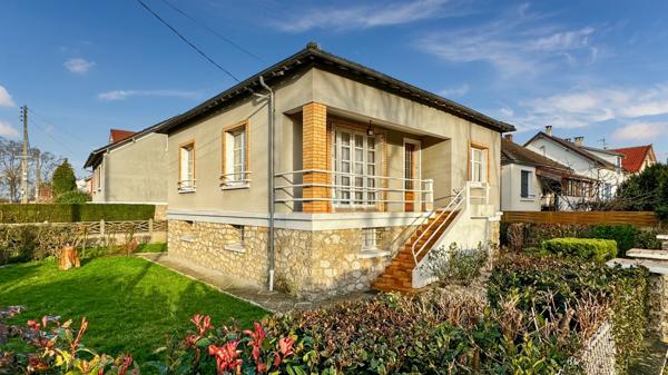 Trappes (78190) Lumineuse maison individuelle à toute proximité de l'île de loisirs.