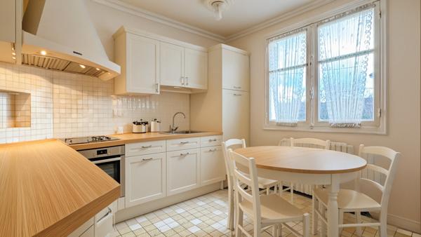 Trappes (78190) Lumineuse maison individuelle à toute proximité de l'île de loisirs.