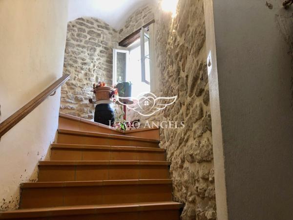 Maison de village 130 m² à moderniser – 3 niveaux avec terrasse, garage et cave – Taulignan