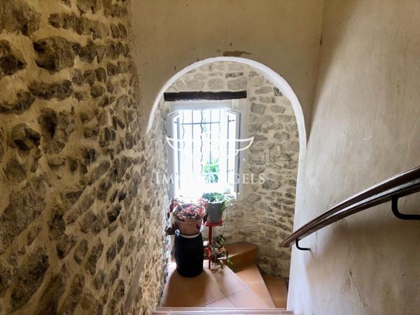 Maison de village 130 m² à moderniser – 3 niveaux avec terrasse, garage et cave – Taulignan