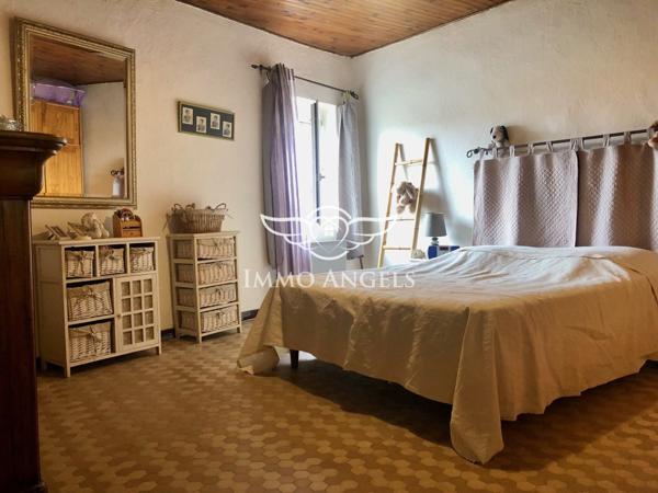 Maison de village 130 m² à moderniser – 3 niveaux avec terrasse, garage et cave – Taulignan