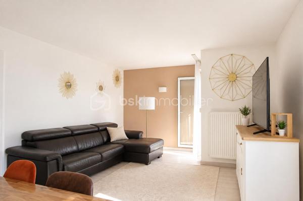Situé dans le secteur recherché du Lac de Créteil, venez découvrir ce bel appartement 3 pièces offrant une distribution fonctionnelle et de beaux espaces extérieurs.

Il se compose d’une entrée avec rangement, d’un séjour donnant accès à un premier balcon, d’une cuisine, de deux chambres dont une avec placard, d’une salle de bains, d’un WC séparé ainsi que de nombreux rangements.

Véritable atout de cet appartement : il bénéficie de deux balcons, permettant de profiter agréablement d'espaces extérieurs au quotidien.

Un box en sous-sol complète ce bien.

Vous apprécierez particulièrement son agencement, ses deux chambres, ses rangements et ses espaces extérieurs, le tout dans le secteur du Lac de Créteil, à proximité des commerces, transports et commodités.

Idéal pour un couple, une famille ou un investissement.