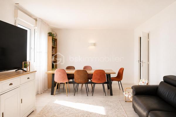 Situé dans le secteur recherché du Lac de Créteil, venez découvrir ce bel appartement 3 pièces offrant une distribution fonctionnelle et de beaux espaces extérieurs.

Il se compose d’une entrée avec rangement, d’un séjour donnant accès à un premier balcon, d’une cuisine, de deux chambres dont une avec placard, d’une salle de bains, d’un WC séparé ainsi que de nombreux rangements.

Véritable atout de cet appartement : il bénéficie de deux balcons, permettant de profiter agréablement d'espaces extérieurs au quotidien.

Un box en sous-sol complète ce bien.

Vous apprécierez particulièrement son agencement, ses deux chambres, ses rangements et ses espaces extérieurs, le tout dans le secteur du Lac de Créteil, à proximité des commerces, transports et commodités.

Idéal pour un couple, une famille ou un investissement.