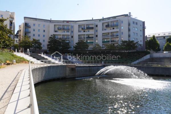 Situé dans le secteur recherché du Lac de Créteil, venez découvrir ce bel appartement 3 pièces offrant une distribution fonctionnelle et de beaux espaces extérieurs.

Il se compose d’une entrée avec rangement, d’un séjour donnant accès à un premier balcon, d’une cuisine, de deux chambres dont une avec placard, d’une salle de bains, d’un WC séparé ainsi que de nombreux rangements.

Véritable atout de cet appartement : il bénéficie de deux balcons, permettant de profiter agréablement d'espaces extérieurs au quotidien.

Un box en sous-sol complète ce bien.

Vous apprécierez particulièrement son agencement, ses deux chambres, ses rangements et ses espaces extérieurs, le tout dans le secteur du Lac de Créteil, à proximité des commerces, transports et commodités.

Idéal pour un couple, une famille ou un investissement.