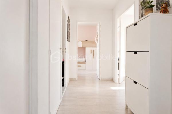 Situé dans le secteur recherché du Lac de Créteil, venez découvrir ce bel appartement 3 pièces offrant une distribution fonctionnelle et de beaux espaces extérieurs.

Il se compose d’une entrée avec rangement, d’un séjour donnant accès à un premier balcon, d’une cuisine, de deux chambres dont une avec placard, d’une salle de bains, d’un WC séparé ainsi que de nombreux rangements.

Véritable atout de cet appartement : il bénéficie de deux balcons, permettant de profiter agréablement d'espaces extérieurs au quotidien.

Un box en sous-sol complète ce bien.

Vous apprécierez particulièrement son agencement, ses deux chambres, ses rangements et ses espaces extérieurs, le tout dans le secteur du Lac de Créteil, à proximité des commerces, transports et commodités.

Idéal pour un couple, une famille ou un investissement.