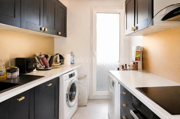 Situé dans le secteur recherché du Lac de Créteil, venez découvrir ce bel appartement 3 pièces offrant une distribution fonctionnelle et de beaux espaces extérieurs.

Il se compose d’une entrée avec rangement, d’un séjour donnant accès à un premier balcon, d’une cuisine, de deux chambres dont une avec placard, d’une salle de bains, d’un WC séparé ainsi que de nombreux rangements.

Véritable atout de cet appartement : il bénéficie de deux balcons, permettant de profiter agréablement d'espaces extérieurs au quotidien.

Un box en sous-sol complète ce bien.

Vous apprécierez particulièrement son agencement, ses deux chambres, ses rangements et ses espaces extérieurs, le tout dans le secteur du Lac de Créteil, à proximité des commerces, transports et commodités.

Idéal pour un couple, une famille ou un investissement.