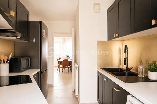 Situé dans le secteur recherché du Lac de Créteil, venez découvrir ce bel appartement 3 pièces offrant une distribution fonctionnelle et de beaux espaces extérieurs.

Il se compose d’une entrée avec rangement, d’un séjour donnant accès à un premier balcon, d’une cuisine, de deux chambres dont une avec placard, d’une salle de bains, d’un WC séparé ainsi que de nombreux rangements.

Véritable atout de cet appartement : il bénéficie de deux balcons, permettant de profiter agréablement d'espaces extérieurs au quotidien.

Un box en sous-sol complète ce bien.

Vous apprécierez particulièrement son agencement, ses deux chambres, ses rangements et ses espaces extérieurs, le tout dans le secteur du Lac de Créteil, à proximité des commerces, transports et commodités.

Idéal pour un couple, une famille ou un investissement.