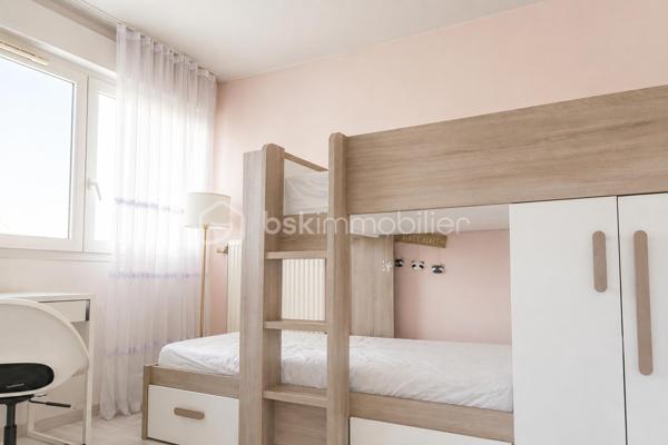 Situé dans le secteur recherché du Lac de Créteil, venez découvrir ce bel appartement 3 pièces offrant une distribution fonctionnelle et de beaux espaces extérieurs.

Il se compose d’une entrée avec rangement, d’un séjour donnant accès à un premier balcon, d’une cuisine, de deux chambres dont une avec placard, d’une salle de bains, d’un WC séparé ainsi que de nombreux rangements.

Véritable atout de cet appartement : il bénéficie de deux balcons, permettant de profiter agréablement d'espaces extérieurs au quotidien.

Un box en sous-sol complète ce bien.

Vous apprécierez particulièrement son agencement, ses deux chambres, ses rangements et ses espaces extérieurs, le tout dans le secteur du Lac de Créteil, à proximité des commerces, transports et commodités.

Idéal pour un couple, une famille ou un investissement.