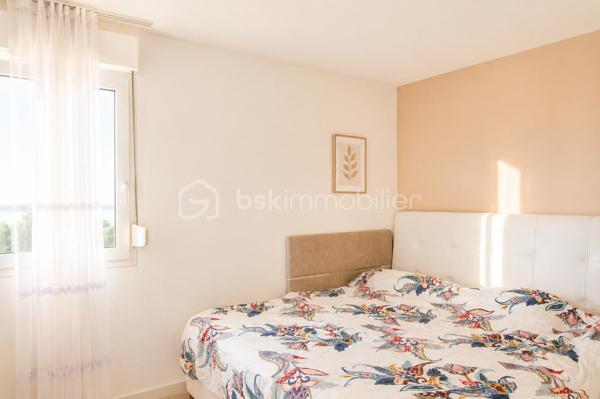 Situé dans le secteur recherché du Lac de Créteil, venez découvrir ce bel appartement 3 pièces offrant une distribution fonctionnelle et de beaux espaces extérieurs.

Il se compose d’une entrée avec rangement, d’un séjour donnant accès à un premier balcon, d’une cuisine, de deux chambres dont une avec placard, d’une salle de bains, d’un WC séparé ainsi que de nombreux rangements.

Véritable atout de cet appartement : il bénéficie de deux balcons, permettant de profiter agréablement d'espaces extérieurs au quotidien.

Un box en sous-sol complète ce bien.

Vous apprécierez particulièrement son agencement, ses deux chambres, ses rangements et ses espaces extérieurs, le tout dans le secteur du Lac de Créteil, à proximité des commerces, transports et commodités.

Idéal pour un couple, une famille ou un investissement.