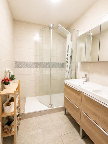 Situé dans le secteur recherché du Lac de Créteil, venez découvrir ce bel appartement 3 pièces offrant une distribution fonctionnelle et de beaux espaces extérieurs.

Il se compose d’une entrée avec rangement, d’un séjour donnant accès à un premier balcon, d’une cuisine, de deux chambres dont une avec placard, d’une salle de bains, d’un WC séparé ainsi que de nombreux rangements.

Véritable atout de cet appartement : il bénéficie de deux balcons, permettant de profiter agréablement d'espaces extérieurs au quotidien.

Un box en sous-sol complète ce bien.

Vous apprécierez particulièrement son agencement, ses deux chambres, ses rangements et ses espaces extérieurs, le tout dans le secteur du Lac de Créteil, à proximité des commerces, transports et commodités.

Idéal pour un couple, une famille ou un investissement.