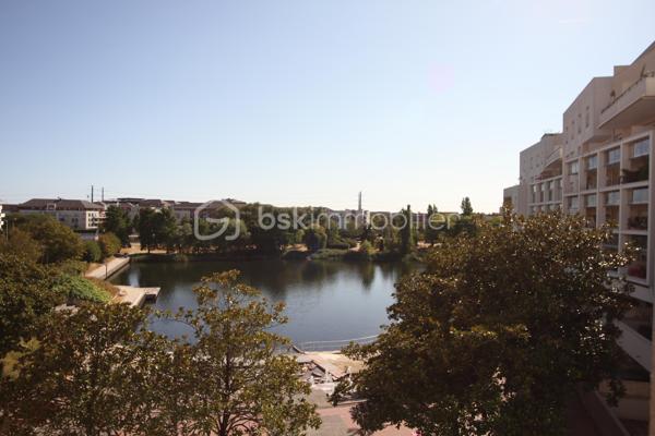 Situé dans le secteur recherché du Lac de Créteil, venez découvrir ce bel appartement 3 pièces offrant une distribution fonctionnelle et de beaux espaces extérieurs.

Il se compose d’une entrée avec rangement, d’un séjour donnant accès à un premier balcon, d’une cuisine, de deux chambres dont une avec placard, d’une salle de bains, d’un WC séparé ainsi que de nombreux rangements.

Véritable atout de cet appartement : il bénéficie de deux balcons, permettant de profiter agréablement d'espaces extérieurs au quotidien.

Un box en sous-sol complète ce bien.

Vous apprécierez particulièrement son agencement, ses deux chambres, ses rangements et ses espaces extérieurs, le tout dans le secteur du Lac de Créteil, à proximité des commerces, transports et commodités.

Idéal pour un couple, une famille ou un investissement.
