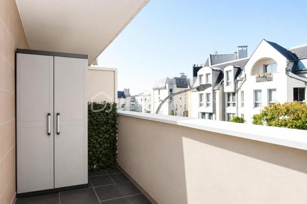 Situé dans le secteur recherché du Lac de Créteil, venez découvrir ce bel appartement 3 pièces offrant une distribution fonctionnelle et de beaux espaces extérieurs.

Il se compose d’une entrée avec rangement, d’un séjour donnant accès à un premier balcon, d’une cuisine, de deux chambres dont une avec placard, d’une salle de bains, d’un WC séparé ainsi que de nombreux rangements.

Véritable atout de cet appartement : il bénéficie de deux balcons, permettant de profiter agréablement d'espaces extérieurs au quotidien.

Un box en sous-sol complète ce bien.

Vous apprécierez particulièrement son agencement, ses deux chambres, ses rangements et ses espaces extérieurs, le tout dans le secteur du Lac de Créteil, à proximité des commerces, transports et commodités.

Idéal pour un couple, une famille ou un investissement.