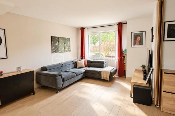 Située à Villepreux, dans un environnement résidentiel particulièrement pratique pour une vie de famille, découvrez cette agréable maison de ville de 83 m², construite en 2015 et parfaitement entretenue.

En très bon état général, cette maison offre un intérieur moderne, fonctionnel et lumineux, permettant aux futurs propriétaires de s’installer sans avoir à prévoir de travaux.

La pièce de vie constitue le cœur de la maison avec un séjour convivial exposé Sud, bénéficiant d’une belle luminosité naturelle tout au long de la journée. La cuisine équipée et ouverte s’intègre harmonieusement à cet espace, créant un ensemble agréable pour partager les moments du quotidien en famille ou recevoir ses proches.

L’espace nuit accueille trois chambres, offrant une configuration idéale pour une famille, avec également la possibilité de conserver une pièce pour le télétravail selon les besoins. Une salle de bains avec baignoire ainsi que plusieurs WC viennent compléter l’agencement et faciliter la vie quotidienne.

La maison bénéficie également de deux places de stationnement privatives, un véritable confort supplémentaire.

Son emplacement est particulièrement adapté aux familles : école maternelle et primaire à seulement 110 mètres, crèche à environ 150 mètres et supérette également à quelques pas. Les arrêts de bus se trouvent à environ 260 mètres, tandis que la gare de Villepreux–Les Clayes, desservie par la ligne N permettant de rejoindre Paris-Montparnasse, est accessible en environ 15 minutes à pied.

Les autres connexions vers La Défense, Paris-Saint-Lazare ou Saint-Germain-en-Laye sont également facilement accessibles depuis les gares environnantes. Pour les loisirs et les sorties en famille, coulée verte, forêt, pépinière, skatepark et parcs pour enfants se trouvent à proximité.

Contactez-moi dès maintenant pour obtenir davantage d’informations et organiser une visite.