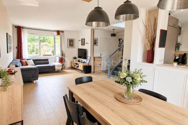 Située à Villepreux, dans un environnement résidentiel particulièrement pratique pour une vie de famille, découvrez cette agréable maison de ville de 83 m², construite en 2015 et parfaitement entretenue.

En très bon état général, cette maison offre un intérieur moderne, fonctionnel et lumineux, permettant aux futurs propriétaires de s’installer sans avoir à prévoir de travaux.

La pièce de vie constitue le cœur de la maison avec un séjour convivial exposé Sud, bénéficiant d’une belle luminosité naturelle tout au long de la journée. La cuisine équipée et ouverte s’intègre harmonieusement à cet espace, créant un ensemble agréable pour partager les moments du quotidien en famille ou recevoir ses proches.

L’espace nuit accueille trois chambres, offrant une configuration idéale pour une famille, avec également la possibilité de conserver une pièce pour le télétravail selon les besoins. Une salle de bains avec baignoire ainsi que plusieurs WC viennent compléter l’agencement et faciliter la vie quotidienne.

La maison bénéficie également de deux places de stationnement privatives, un véritable confort supplémentaire.

Son emplacement est particulièrement adapté aux familles : école maternelle et primaire à seulement 110 mètres, crèche à environ 150 mètres et supérette également à quelques pas. Les arrêts de bus se trouvent à environ 260 mètres, tandis que la gare de Villepreux–Les Clayes, desservie par la ligne N permettant de rejoindre Paris-Montparnasse, est accessible en environ 15 minutes à pied.

Les autres connexions vers La Défense, Paris-Saint-Lazare ou Saint-Germain-en-Laye sont également facilement accessibles depuis les gares environnantes. Pour les loisirs et les sorties en famille, coulée verte, forêt, pépinière, skatepark et parcs pour enfants se trouvent à proximité.

Contactez-moi dès maintenant pour obtenir davantage d’informations et organiser une visite.