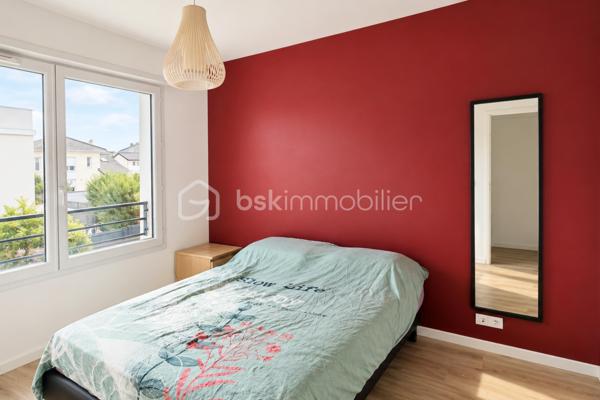 Située à Villepreux, dans un environnement résidentiel particulièrement pratique pour une vie de famille, découvrez cette agréable maison de ville de 83 m², construite en 2015 et parfaitement entretenue.

En très bon état général, cette maison offre un intérieur moderne, fonctionnel et lumineux, permettant aux futurs propriétaires de s’installer sans avoir à prévoir de travaux.

La pièce de vie constitue le cœur de la maison avec un séjour convivial exposé Sud, bénéficiant d’une belle luminosité naturelle tout au long de la journée. La cuisine équipée et ouverte s’intègre harmonieusement à cet espace, créant un ensemble agréable pour partager les moments du quotidien en famille ou recevoir ses proches.

L’espace nuit accueille trois chambres, offrant une configuration idéale pour une famille, avec également la possibilité de conserver une pièce pour le télétravail selon les besoins. Une salle de bains avec baignoire ainsi que plusieurs WC viennent compléter l’agencement et faciliter la vie quotidienne.

La maison bénéficie également de deux places de stationnement privatives, un véritable confort supplémentaire.

Son emplacement est particulièrement adapté aux familles : école maternelle et primaire à seulement 110 mètres, crèche à environ 150 mètres et supérette également à quelques pas. Les arrêts de bus se trouvent à environ 260 mètres, tandis que la gare de Villepreux–Les Clayes, desservie par la ligne N permettant de rejoindre Paris-Montparnasse, est accessible en environ 15 minutes à pied.

Les autres connexions vers La Défense, Paris-Saint-Lazare ou Saint-Germain-en-Laye sont également facilement accessibles depuis les gares environnantes. Pour les loisirs et les sorties en famille, coulée verte, forêt, pépinière, skatepark et parcs pour enfants se trouvent à proximité.

Contactez-moi dès maintenant pour obtenir davantage d’informations et organiser une visite.