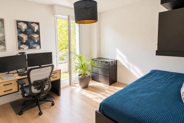 Située à Villepreux, dans un environnement résidentiel particulièrement pratique pour une vie de famille, découvrez cette agréable maison de ville de 83 m², construite en 2015 et parfaitement entretenue.

En très bon état général, cette maison offre un intérieur moderne, fonctionnel et lumineux, permettant aux futurs propriétaires de s’installer sans avoir à prévoir de travaux.

La pièce de vie constitue le cœur de la maison avec un séjour convivial exposé Sud, bénéficiant d’une belle luminosité naturelle tout au long de la journée. La cuisine équipée et ouverte s’intègre harmonieusement à cet espace, créant un ensemble agréable pour partager les moments du quotidien en famille ou recevoir ses proches.

L’espace nuit accueille trois chambres, offrant une configuration idéale pour une famille, avec également la possibilité de conserver une pièce pour le télétravail selon les besoins. Une salle de bains avec baignoire ainsi que plusieurs WC viennent compléter l’agencement et faciliter la vie quotidienne.

La maison bénéficie également de deux places de stationnement privatives, un véritable confort supplémentaire.

Son emplacement est particulièrement adapté aux familles : école maternelle et primaire à seulement 110 mètres, crèche à environ 150 mètres et supérette également à quelques pas. Les arrêts de bus se trouvent à environ 260 mètres, tandis que la gare de Villepreux–Les Clayes, desservie par la ligne N permettant de rejoindre Paris-Montparnasse, est accessible en environ 15 minutes à pied.

Les autres connexions vers La Défense, Paris-Saint-Lazare ou Saint-Germain-en-Laye sont également facilement accessibles depuis les gares environnantes. Pour les loisirs et les sorties en famille, coulée verte, forêt, pépinière, skatepark et parcs pour enfants se trouvent à proximité.

Contactez-moi dès maintenant pour obtenir davantage d’informations et organiser une visite.