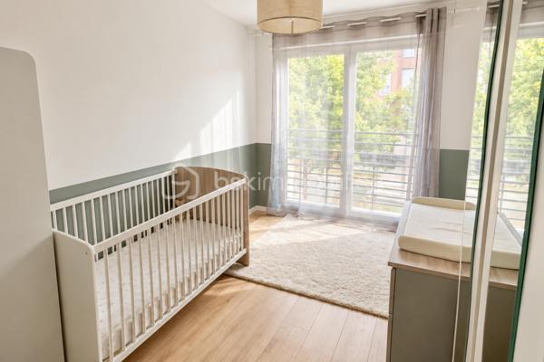 Située à Villepreux, dans un environnement résidentiel particulièrement pratique pour une vie de famille, découvrez cette agréable maison de ville de 83 m², construite en 2015 et parfaitement entretenue.

En très bon état général, cette maison offre un intérieur moderne, fonctionnel et lumineux, permettant aux futurs propriétaires de s’installer sans avoir à prévoir de travaux.

La pièce de vie constitue le cœur de la maison avec un séjour convivial exposé Sud, bénéficiant d’une belle luminosité naturelle tout au long de la journée. La cuisine équipée et ouverte s’intègre harmonieusement à cet espace, créant un ensemble agréable pour partager les moments du quotidien en famille ou recevoir ses proches.

L’espace nuit accueille trois chambres, offrant une configuration idéale pour une famille, avec également la possibilité de conserver une pièce pour le télétravail selon les besoins. Une salle de bains avec baignoire ainsi que plusieurs WC viennent compléter l’agencement et faciliter la vie quotidienne.

La maison bénéficie également de deux places de stationnement privatives, un véritable confort supplémentaire.

Son emplacement est particulièrement adapté aux familles : école maternelle et primaire à seulement 110 mètres, crèche à environ 150 mètres et supérette également à quelques pas. Les arrêts de bus se trouvent à environ 260 mètres, tandis que la gare de Villepreux–Les Clayes, desservie par la ligne N permettant de rejoindre Paris-Montparnasse, est accessible en environ 15 minutes à pied.

Les autres connexions vers La Défense, Paris-Saint-Lazare ou Saint-Germain-en-Laye sont également facilement accessibles depuis les gares environnantes. Pour les loisirs et les sorties en famille, coulée verte, forêt, pépinière, skatepark et parcs pour enfants se trouvent à proximité.

Contactez-moi dès maintenant pour obtenir davantage d’informations et organiser une visite.