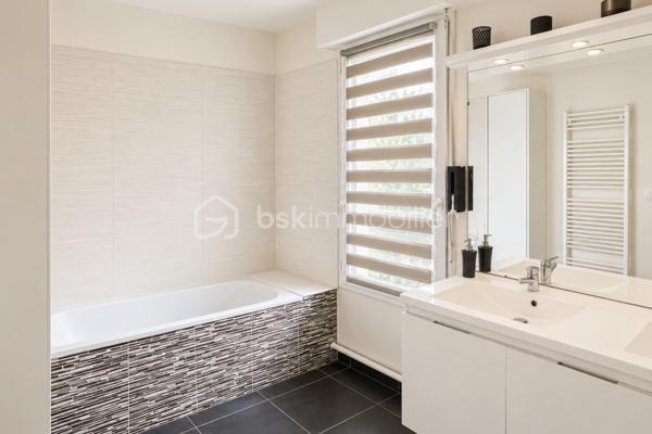 Située à Villepreux, dans un environnement résidentiel particulièrement pratique pour une vie de famille, découvrez cette agréable maison de ville de 83 m², construite en 2015 et parfaitement entretenue.

En très bon état général, cette maison offre un intérieur moderne, fonctionnel et lumineux, permettant aux futurs propriétaires de s’installer sans avoir à prévoir de travaux.

La pièce de vie constitue le cœur de la maison avec un séjour convivial exposé Sud, bénéficiant d’une belle luminosité naturelle tout au long de la journée. La cuisine équipée et ouverte s’intègre harmonieusement à cet espace, créant un ensemble agréable pour partager les moments du quotidien en famille ou recevoir ses proches.

L’espace nuit accueille trois chambres, offrant une configuration idéale pour une famille, avec également la possibilité de conserver une pièce pour le télétravail selon les besoins. Une salle de bains avec baignoire ainsi que plusieurs WC viennent compléter l’agencement et faciliter la vie quotidienne.

La maison bénéficie également de deux places de stationnement privatives, un véritable confort supplémentaire.

Son emplacement est particulièrement adapté aux familles : école maternelle et primaire à seulement 110 mètres, crèche à environ 150 mètres et supérette également à quelques pas. Les arrêts de bus se trouvent à environ 260 mètres, tandis que la gare de Villepreux–Les Clayes, desservie par la ligne N permettant de rejoindre Paris-Montparnasse, est accessible en environ 15 minutes à pied.

Les autres connexions vers La Défense, Paris-Saint-Lazare ou Saint-Germain-en-Laye sont également facilement accessibles depuis les gares environnantes. Pour les loisirs et les sorties en famille, coulée verte, forêt, pépinière, skatepark et parcs pour enfants se trouvent à proximité.

Contactez-moi dès maintenant pour obtenir davantage d’informations et organiser une visite.