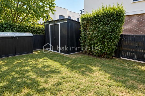 Située à Villepreux, dans un environnement résidentiel particulièrement pratique pour une vie de famille, découvrez cette agréable maison de ville de 83 m², construite en 2015 et parfaitement entretenue.

En très bon état général, cette maison offre un intérieur moderne, fonctionnel et lumineux, permettant aux futurs propriétaires de s’installer sans avoir à prévoir de travaux.

La pièce de vie constitue le cœur de la maison avec un séjour convivial exposé Sud, bénéficiant d’une belle luminosité naturelle tout au long de la journée. La cuisine équipée et ouverte s’intègre harmonieusement à cet espace, créant un ensemble agréable pour partager les moments du quotidien en famille ou recevoir ses proches.

L’espace nuit accueille trois chambres, offrant une configuration idéale pour une famille, avec également la possibilité de conserver une pièce pour le télétravail selon les besoins. Une salle de bains avec baignoire ainsi que plusieurs WC viennent compléter l’agencement et faciliter la vie quotidienne.

La maison bénéficie également de deux places de stationnement privatives, un véritable confort supplémentaire.

Son emplacement est particulièrement adapté aux familles : école maternelle et primaire à seulement 110 mètres, crèche à environ 150 mètres et supérette également à quelques pas. Les arrêts de bus se trouvent à environ 260 mètres, tandis que la gare de Villepreux–Les Clayes, desservie par la ligne N permettant de rejoindre Paris-Montparnasse, est accessible en environ 15 minutes à pied.

Les autres connexions vers La Défense, Paris-Saint-Lazare ou Saint-Germain-en-Laye sont également facilement accessibles depuis les gares environnantes. Pour les loisirs et les sorties en famille, coulée verte, forêt, pépinière, skatepark et parcs pour enfants se trouvent à proximité.

Contactez-moi dès maintenant pour obtenir davantage d’informations et organiser une visite.