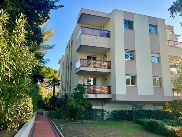 Cannes  : Grand 3 pièces de 98 m2, avec terrasse, garage et piscine