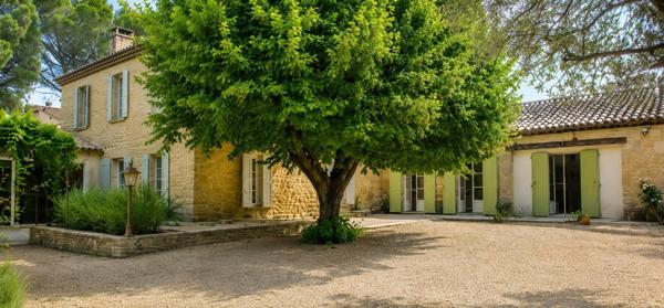 268 m² de caractère sur 885 m² de terrain ! Authentique maison en pierre offrant de beaux volumes, un grand garage, des dépendances et un fort potentiel d'aménagement. Idéale pour une grande famille, un projet de gîtes ou un investissement. Une opportunité rare à découvrir rapidement !