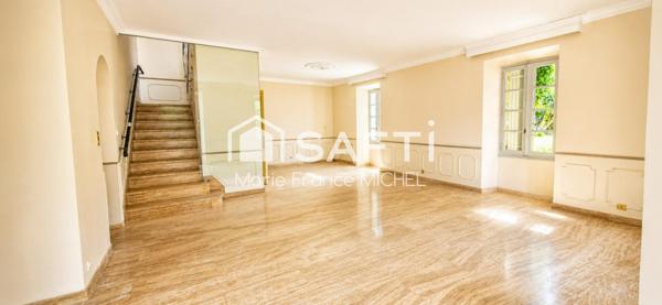 268 m² de caractère sur 885 m² de terrain ! Authentique maison en pierre offrant de beaux volumes, un grand garage, des dépendances et un fort potentiel d'aménagement. Idéale pour une grande famille, un projet de gîtes ou un investissement. Une opportunité rare à découvrir rapidement !