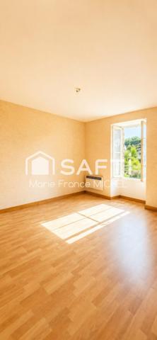 268 m² de caractère sur 885 m² de terrain ! Authentique maison en pierre offrant de beaux volumes, un grand garage, des dépendances et un fort potentiel d'aménagement. Idéale pour une grande famille, un projet de gîtes ou un investissement. Une opportunité rare à découvrir rapidement !