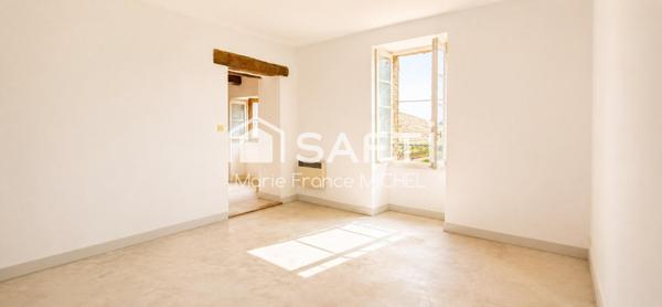 268 m² de caractère sur 885 m² de terrain ! Authentique maison en pierre offrant de beaux volumes, un grand garage, des dépendances et un fort potentiel d'aménagement. Idéale pour une grande famille, un projet de gîtes ou un investissement. Une opportunité rare à découvrir rapidement !