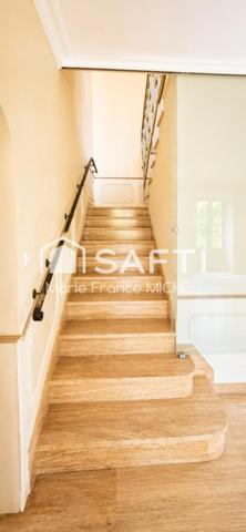 268 m² de caractère sur 885 m² de terrain ! Authentique maison en pierre offrant de beaux volumes, un grand garage, des dépendances et un fort potentiel d'aménagement. Idéale pour une grande famille, un projet de gîtes ou un investissement. Une opportunité rare à découvrir rapidement !