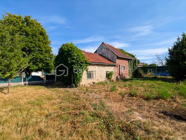 Terrain constructible de 436 m² avec dépendance de 50 m² – Saint-Pathus (77178) 
Situé sur la commune de Saint-Pathus, ce terrain constructible non viabilisé d'une superficie 
de 436 m² offre une belle opportunité pour concrétiser votre projet de construction ou 
réaliser un investissement. 
La parcelle comprend également une dépendance avec garage d'environ 50 m² au sol, à 
réhabiliter. Ce bâtiment pourra être aménagé selon vos besoins (atelier, espace de 
stockage, garage ou autres aménagements), sous réserve des autorisations d'urbanisme en 
vigueur. 

🏡 Les atouts du bien

📐 Terrain constructible de 436 m²
🏠 Dépendance avec garage d'environ 50 m²
🛠️ Beau potentiel d'aménagement et de valorisation
💼 Idéal pour une résidence principale ou un investissement

📍 Environnement

Le terrain bénéficie d'un emplacement pratique sur un axe principal de Saint-Pathus, à 
proximité immédiate des commerces de proximité.
Le centre-ville et ses nombreux services sont accessibles rapidement :
🥖 Boulangerie
🍕 Pizzeria
💈 Salon de coiffure pour hommes / Barbier
💊 Pharmacie
🚬 Tabac - Presse
📚 Librairie
🏦 Banques
🛍️ Commerces alimentaires
🏫 Écoles maternelles et primaires
🏥 Services de proximité

🚍 Transports et accès

La commune est desservie par plusieurs lignes de bus permettant de rejoindre notamment 
les gares de Dammartin - Juilly - Saint-Mard –  et de Meaux, ainsi que le secteur de 
Roissy-Charles-de-Gaulle via le réseau Filéo. 
Accès rapide à la RN2, à la Francilienne, à l'aéroport Paris-Charles-de-Gaulle ainsi qu'aux 
communes de Meaux, Dammartin-en-Goële et leurs environs.

🚌 Lignes de bus
🚆 Gare de Dammartin - Juilly - Saint-Mard
🚆 Gare de Meaux
✈️ Aéroport Paris-Charles-de-Gaulle
🛣️ Accès RN2
🚗 Francilienne

Une belle opportunité pour donner vie à votre projet immobilier dans un secteur recherché.