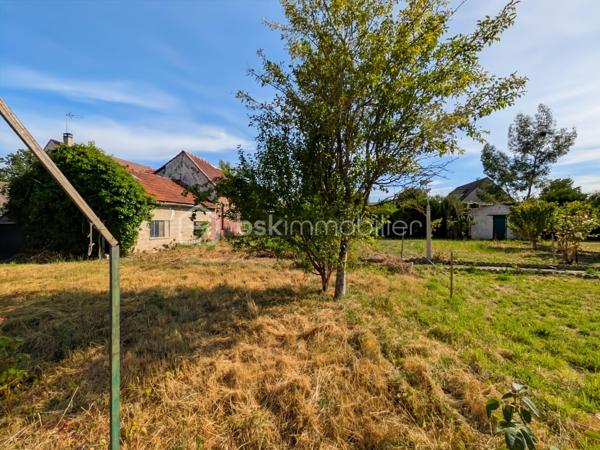 Terrain constructible de 436 m² avec dépendance de 50 m² – Saint-Pathus (77178) 
Situé sur la commune de Saint-Pathus, ce terrain constructible non viabilisé d'une superficie 
de 436 m² offre une belle opportunité pour concrétiser votre projet de construction ou 
réaliser un investissement. 
La parcelle comprend également une dépendance avec garage d'environ 50 m² au sol, à 
réhabiliter. Ce bâtiment pourra être aménagé selon vos besoins (atelier, espace de 
stockage, garage ou autres aménagements), sous réserve des autorisations d'urbanisme en 
vigueur. 

🏡 Les atouts du bien

📐 Terrain constructible de 436 m²
🏠 Dépendance avec garage d'environ 50 m²
🛠️ Beau potentiel d'aménagement et de valorisation
💼 Idéal pour une résidence principale ou un investissement

📍 Environnement

Le terrain bénéficie d'un emplacement pratique sur un axe principal de Saint-Pathus, à 
proximité immédiate des commerces de proximité.
Le centre-ville et ses nombreux services sont accessibles rapidement :
🥖 Boulangerie
🍕 Pizzeria
💈 Salon de coiffure pour hommes / Barbier
💊 Pharmacie
🚬 Tabac - Presse
📚 Librairie
🏦 Banques
🛍️ Commerces alimentaires
🏫 Écoles maternelles et primaires
🏥 Services de proximité

🚍 Transports et accès

La commune est desservie par plusieurs lignes de bus permettant de rejoindre notamment 
les gares de Dammartin - Juilly - Saint-Mard –  et de Meaux, ainsi que le secteur de 
Roissy-Charles-de-Gaulle via le réseau Filéo. 
Accès rapide à la RN2, à la Francilienne, à l'aéroport Paris-Charles-de-Gaulle ainsi qu'aux 
communes de Meaux, Dammartin-en-Goële et leurs environs.

🚌 Lignes de bus
🚆 Gare de Dammartin - Juilly - Saint-Mard
🚆 Gare de Meaux
✈️ Aéroport Paris-Charles-de-Gaulle
🛣️ Accès RN2
🚗 Francilienne

Une belle opportunité pour donner vie à votre projet immobilier dans un secteur recherché.