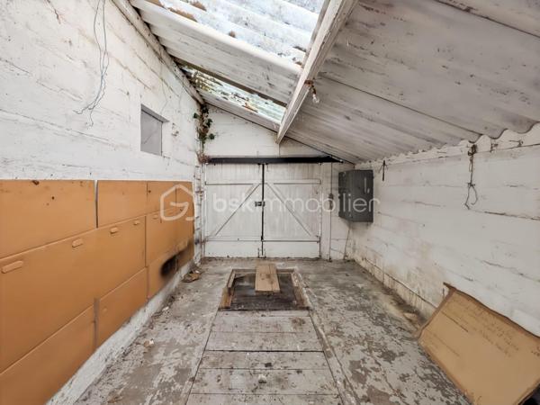 Terrain constructible de 436 m² avec dépendance de 50 m² – Saint-Pathus (77178) 
Situé sur la commune de Saint-Pathus, ce terrain constructible non viabilisé d'une superficie 
de 436 m² offre une belle opportunité pour concrétiser votre projet de construction ou 
réaliser un investissement. 
La parcelle comprend également une dépendance avec garage d'environ 50 m² au sol, à 
réhabiliter. Ce bâtiment pourra être aménagé selon vos besoins (atelier, espace de 
stockage, garage ou autres aménagements), sous réserve des autorisations d'urbanisme en 
vigueur. 

🏡 Les atouts du bien

📐 Terrain constructible de 436 m²
🏠 Dépendance avec garage d'environ 50 m²
🛠️ Beau potentiel d'aménagement et de valorisation
💼 Idéal pour une résidence principale ou un investissement

📍 Environnement

Le terrain bénéficie d'un emplacement pratique sur un axe principal de Saint-Pathus, à 
proximité immédiate des commerces de proximité.
Le centre-ville et ses nombreux services sont accessibles rapidement :
🥖 Boulangerie
🍕 Pizzeria
💈 Salon de coiffure pour hommes / Barbier
💊 Pharmacie
🚬 Tabac - Presse
📚 Librairie
🏦 Banques
🛍️ Commerces alimentaires
🏫 Écoles maternelles et primaires
🏥 Services de proximité

🚍 Transports et accès

La commune est desservie par plusieurs lignes de bus permettant de rejoindre notamment 
les gares de Dammartin - Juilly - Saint-Mard –  et de Meaux, ainsi que le secteur de 
Roissy-Charles-de-Gaulle via le réseau Filéo. 
Accès rapide à la RN2, à la Francilienne, à l'aéroport Paris-Charles-de-Gaulle ainsi qu'aux 
communes de Meaux, Dammartin-en-Goële et leurs environs.

🚌 Lignes de bus
🚆 Gare de Dammartin - Juilly - Saint-Mard
🚆 Gare de Meaux
✈️ Aéroport Paris-Charles-de-Gaulle
🛣️ Accès RN2
🚗 Francilienne

Une belle opportunité pour donner vie à votre projet immobilier dans un secteur recherché.