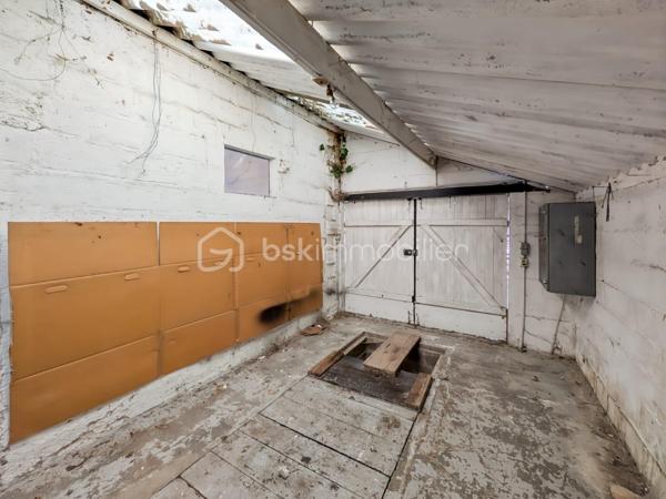 Terrain constructible de 436 m² avec dépendance de 50 m² – Saint-Pathus (77178) 
Situé sur la commune de Saint-Pathus, ce terrain constructible non viabilisé d'une superficie 
de 436 m² offre une belle opportunité pour concrétiser votre projet de construction ou 
réaliser un investissement. 
La parcelle comprend également une dépendance avec garage d'environ 50 m² au sol, à 
réhabiliter. Ce bâtiment pourra être aménagé selon vos besoins (atelier, espace de 
stockage, garage ou autres aménagements), sous réserve des autorisations d'urbanisme en 
vigueur. 

🏡 Les atouts du bien

📐 Terrain constructible de 436 m²
🏠 Dépendance avec garage d'environ 50 m²
🛠️ Beau potentiel d'aménagement et de valorisation
💼 Idéal pour une résidence principale ou un investissement

📍 Environnement

Le terrain bénéficie d'un emplacement pratique sur un axe principal de Saint-Pathus, à 
proximité immédiate des commerces de proximité.
Le centre-ville et ses nombreux services sont accessibles rapidement :
🥖 Boulangerie
🍕 Pizzeria
💈 Salon de coiffure pour hommes / Barbier
💊 Pharmacie
🚬 Tabac - Presse
📚 Librairie
🏦 Banques
🛍️ Commerces alimentaires
🏫 Écoles maternelles et primaires
🏥 Services de proximité

🚍 Transports et accès

La commune est desservie par plusieurs lignes de bus permettant de rejoindre notamment 
les gares de Dammartin - Juilly - Saint-Mard –  et de Meaux, ainsi que le secteur de 
Roissy-Charles-de-Gaulle via le réseau Filéo. 
Accès rapide à la RN2, à la Francilienne, à l'aéroport Paris-Charles-de-Gaulle ainsi qu'aux 
communes de Meaux, Dammartin-en-Goële et leurs environs.

🚌 Lignes de bus
🚆 Gare de Dammartin - Juilly - Saint-Mard
🚆 Gare de Meaux
✈️ Aéroport Paris-Charles-de-Gaulle
🛣️ Accès RN2
🚗 Francilienne

Une belle opportunité pour donner vie à votre projet immobilier dans un secteur recherché.