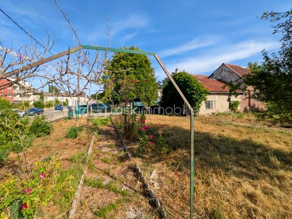 Terrain constructible de 436 m² avec dépendance de 50 m² – Saint-Pathus (77178) 
Situé sur la commune de Saint-Pathus, ce terrain constructible non viabilisé d'une superficie 
de 436 m² offre une belle opportunité pour concrétiser votre projet de construction ou 
réaliser un investissement. 
La parcelle comprend également une dépendance avec garage d'environ 50 m² au sol, à 
réhabiliter. Ce bâtiment pourra être aménagé selon vos besoins (atelier, espace de 
stockage, garage ou autres aménagements), sous réserve des autorisations d'urbanisme en 
vigueur. 

🏡 Les atouts du bien

📐 Terrain constructible de 436 m²
🏠 Dépendance avec garage d'environ 50 m²
🛠️ Beau potentiel d'aménagement et de valorisation
💼 Idéal pour une résidence principale ou un investissement

📍 Environnement

Le terrain bénéficie d'un emplacement pratique sur un axe principal de Saint-Pathus, à 
proximité immédiate des commerces de proximité.
Le centre-ville et ses nombreux services sont accessibles rapidement :
🥖 Boulangerie
🍕 Pizzeria
💈 Salon de coiffure pour hommes / Barbier
💊 Pharmacie
🚬 Tabac - Presse
📚 Librairie
🏦 Banques
🛍️ Commerces alimentaires
🏫 Écoles maternelles et primaires
🏥 Services de proximité

🚍 Transports et accès

La commune est desservie par plusieurs lignes de bus permettant de rejoindre notamment 
les gares de Dammartin - Juilly - Saint-Mard –  et de Meaux, ainsi que le secteur de 
Roissy-Charles-de-Gaulle via le réseau Filéo. 
Accès rapide à la RN2, à la Francilienne, à l'aéroport Paris-Charles-de-Gaulle ainsi qu'aux 
communes de Meaux, Dammartin-en-Goële et leurs environs.

🚌 Lignes de bus
🚆 Gare de Dammartin - Juilly - Saint-Mard
🚆 Gare de Meaux
✈️ Aéroport Paris-Charles-de-Gaulle
🛣️ Accès RN2
🚗 Francilienne

Une belle opportunité pour donner vie à votre projet immobilier dans un secteur recherché.